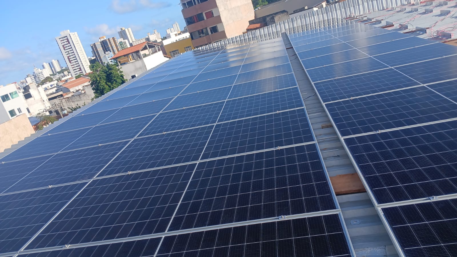 Projeto solar Pryme Tech — geração 5.500 kWh/mês
